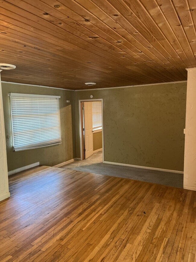 Building Photo - STUDENTS WELCOME! Spacious Ranch Home Across from City Park!