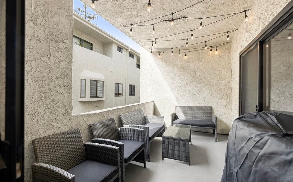 Building Photo - 6540 Hayvenhurst Ave
