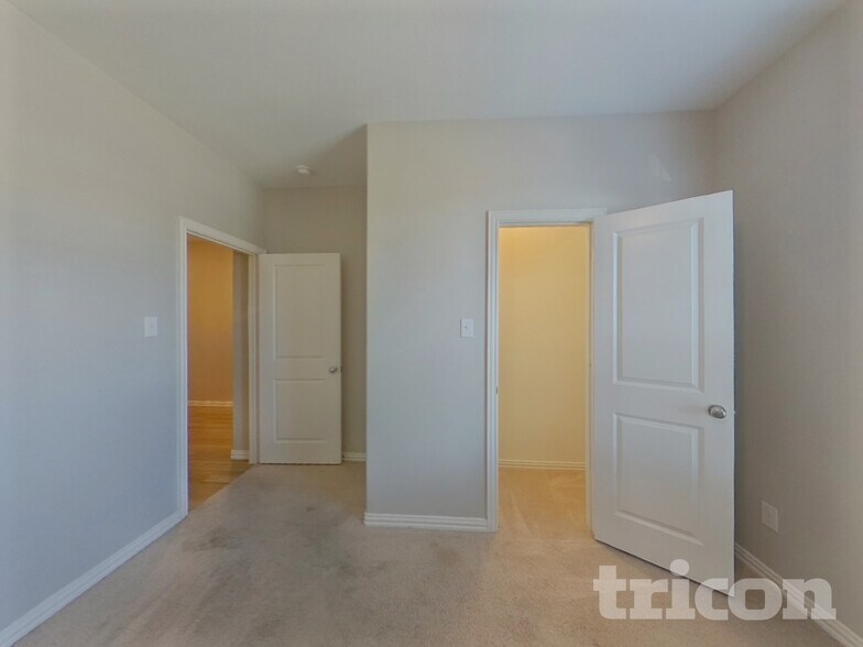 Building Photo - 231 Jenkinson Dr