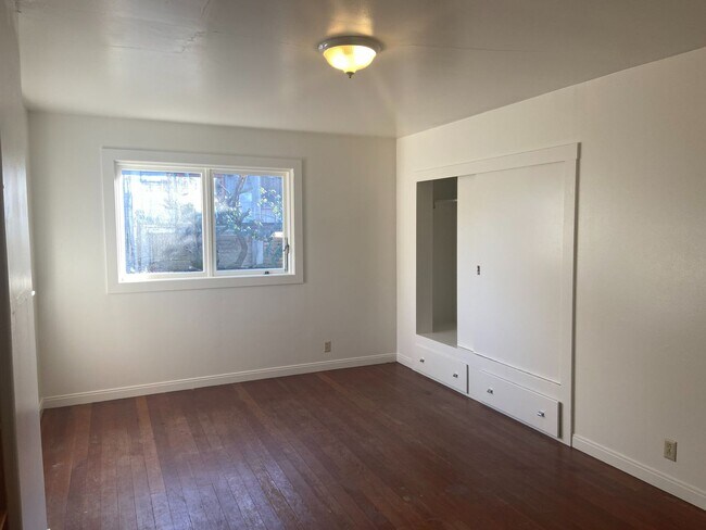 Building Photo - House with Charm, 2/1 with large garage and bonus room & bathroom