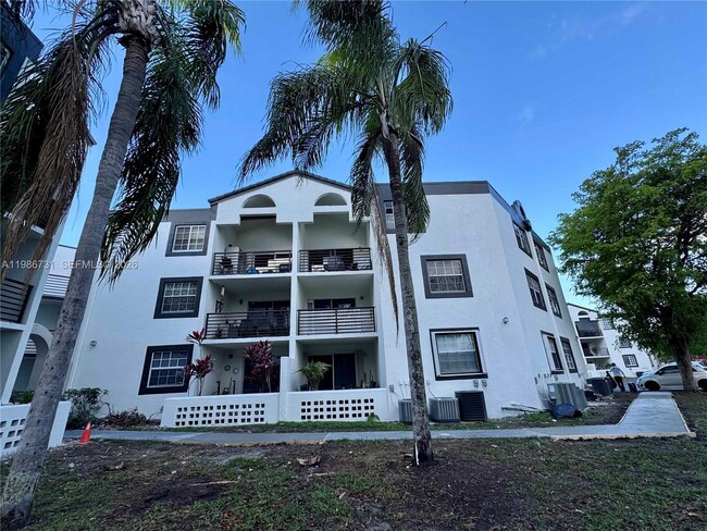 Building Photo - 9731 Fontainebleau Blvd