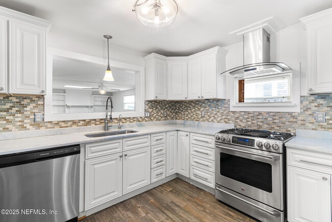 Building Photo - 370 10th St