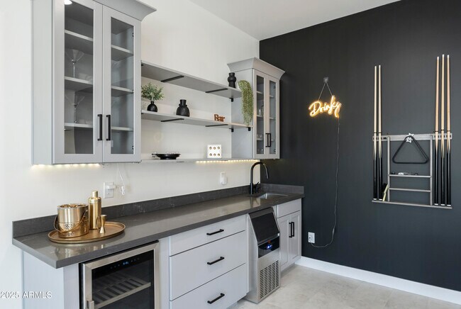 Building Photo - 5049 E Shaw Butte Dr