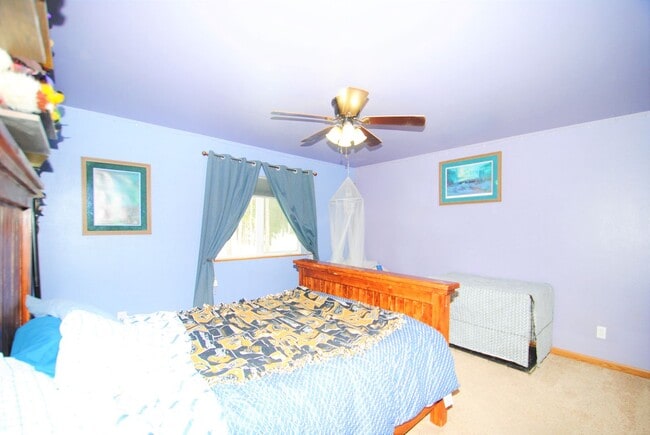 Building Photo - 3 Bed / 2 Bath / 2 Car Garage Ranch Style Home