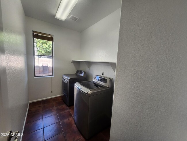 Building Photo - 11126 W Wilshire Dr