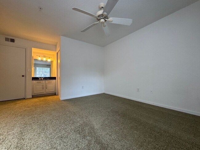 Building Photo - Metrowest 2BR/2BA Condo – Ground Floor Con...