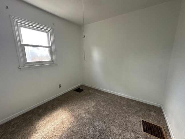 Building Photo - 2 Bedroom Home
