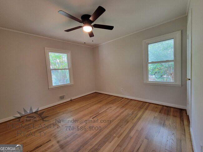 Building Photo - 432 Lakeview Dr SW