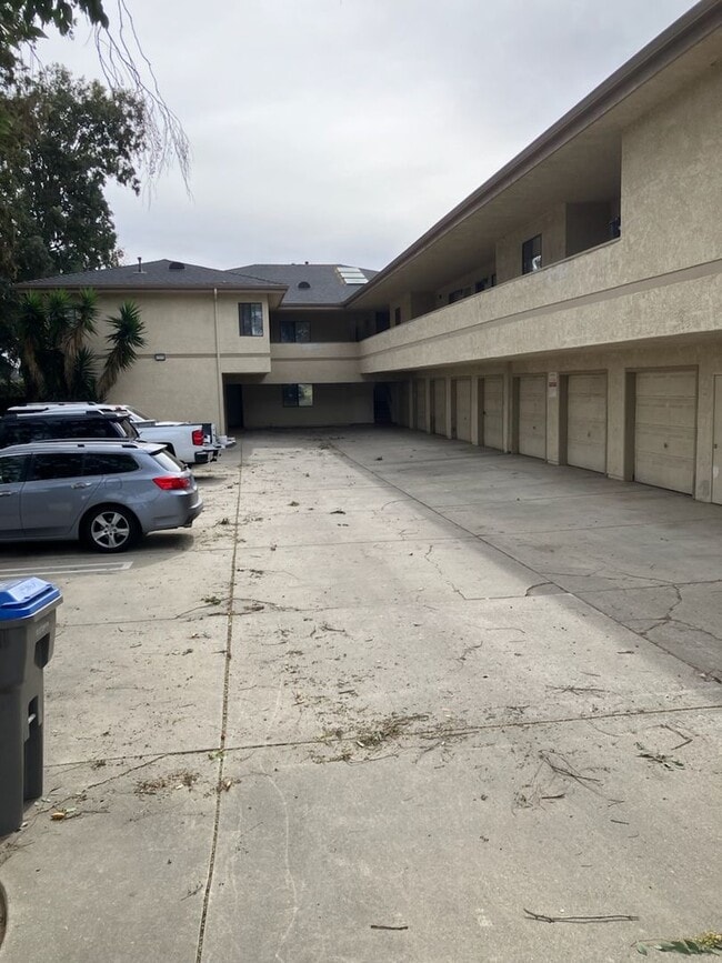 Building Photo - Two bedroom condo