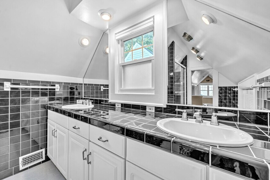 Building Photo - 455 Claire Dr NE