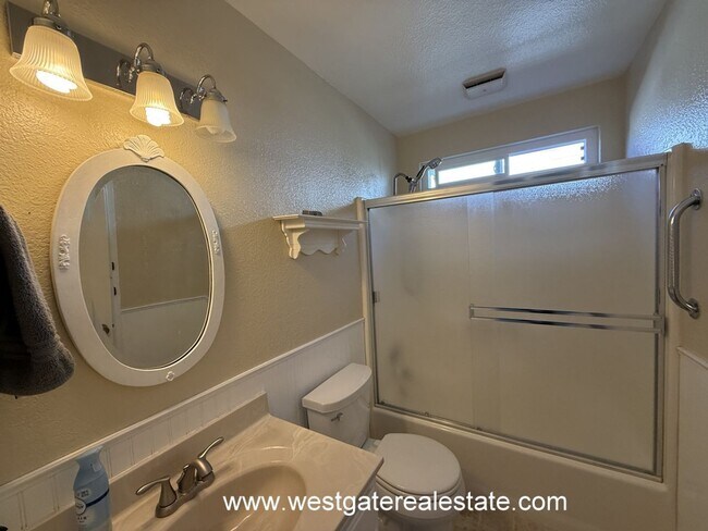 Building Photo - Lovely southeast Petaluma single level 3 b...