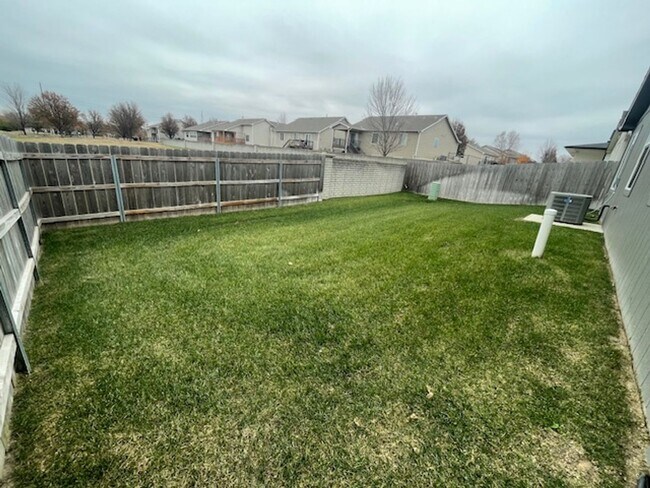 Building Photo - Spacious 3 Bedroom Home with Oversized Primary Suite near Webb & Pawnee