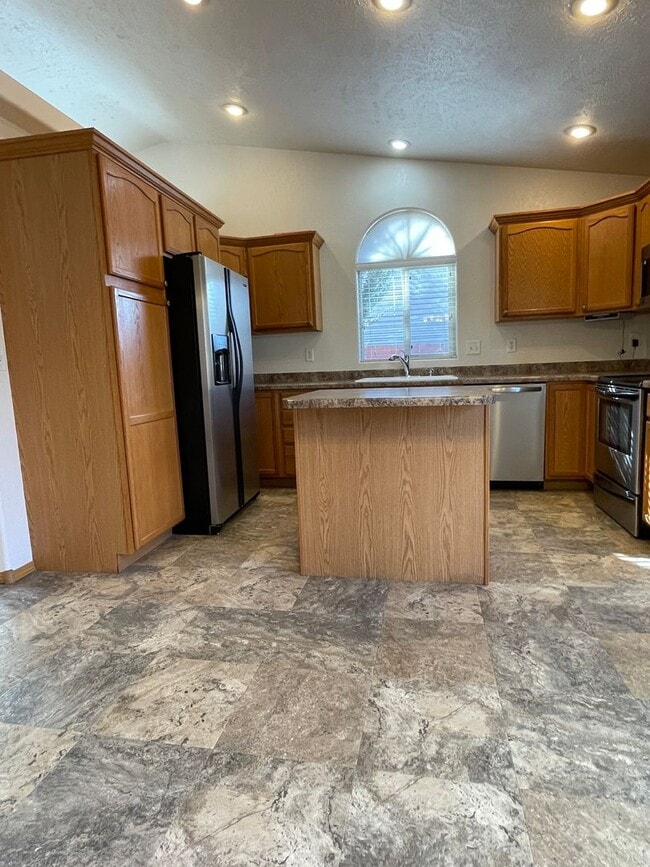 Building Photo - Spacious 4-Bedroom, 3-Bathroom House for Rent