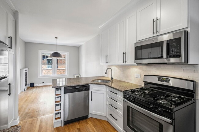 Building Photo - 537 W Brompton Ave