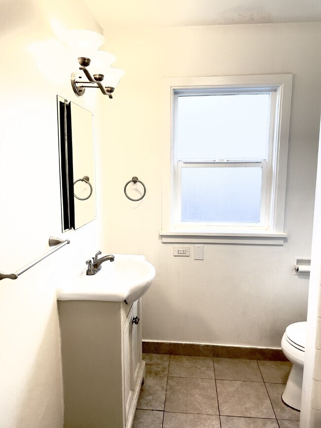 Building Photo - Charming 1 Bed, 1 Bath Rental in Walnut Cr...