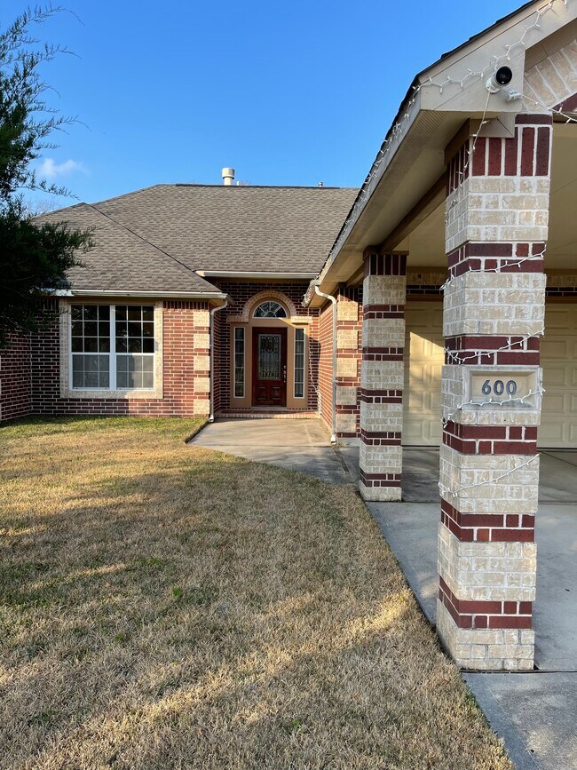 Beautiful one-story house with remote-controlled security gates - 600 River Bend Dr