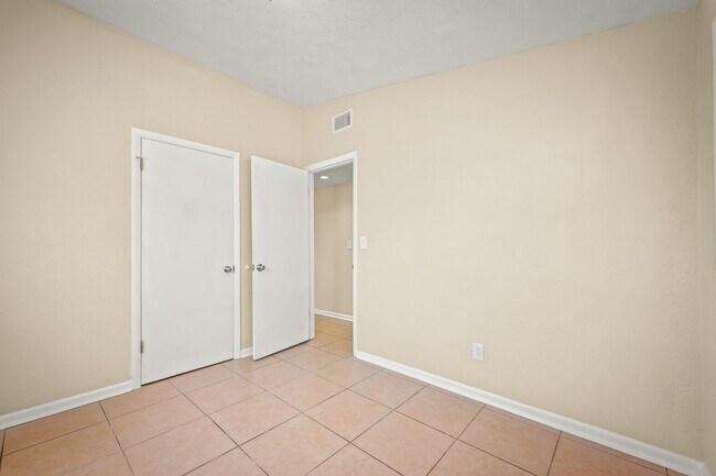 Building Photo - 909 Westgate Dr