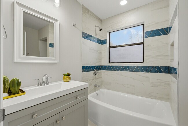 Building Photo - 2111 Bourget Dr