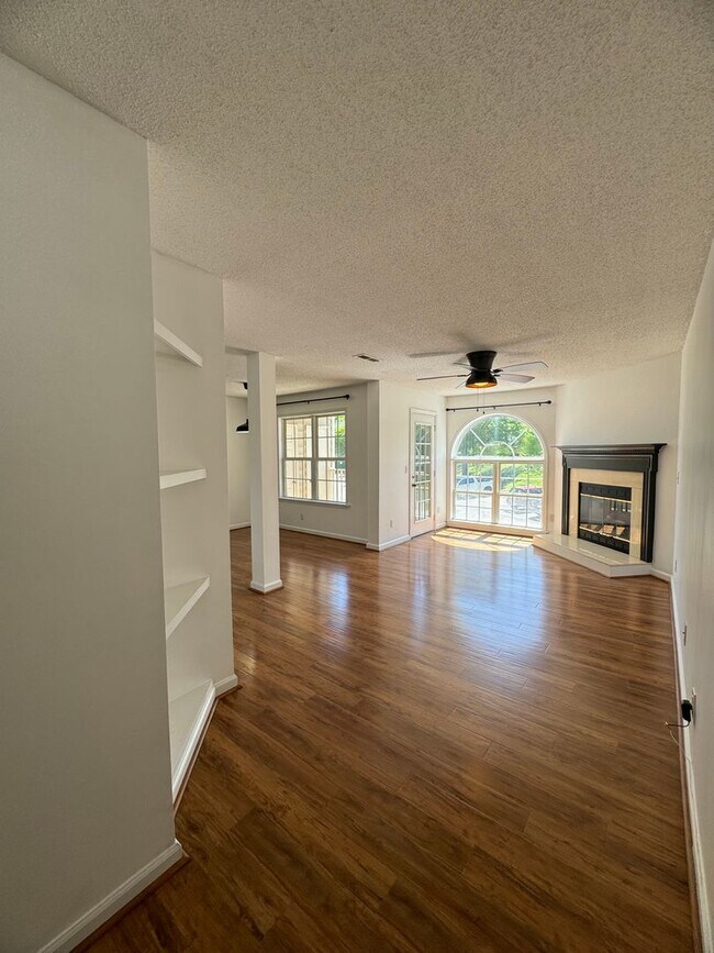 Building Photo - 2BR 2BA Condo beside Greenway