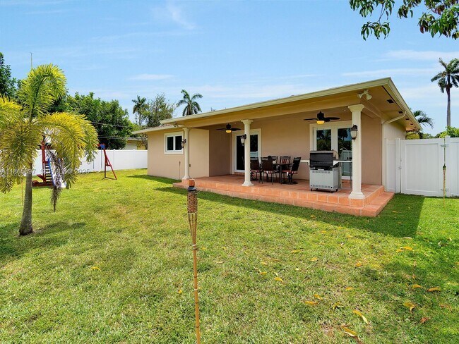 Building Photo - 3141 Hollywood Blvd