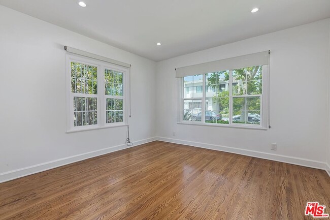 Building Photo - 723 N Mansfield Ave