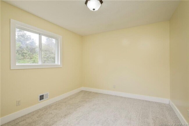 Building Photo - 3 bedroom 1.5 bath house for rent