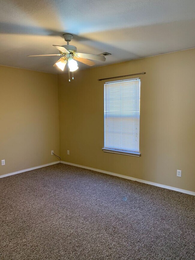 Building Photo - $300 OFF OF YOUR FIRST MONTHS RENT!!! 2 Bedroom Apartment for Lease - 1 Mile from University of A...