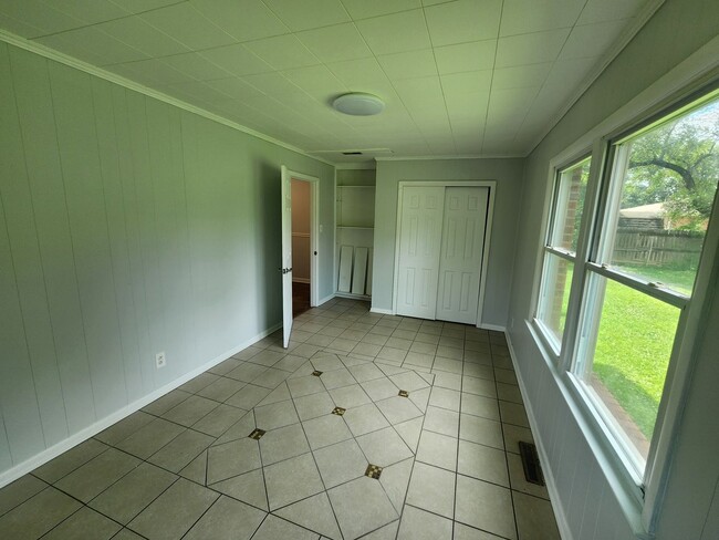 Building Photo - Beautiful 3 bedroom 1 bath with attached g...