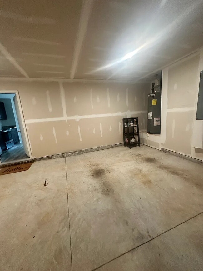 Building Photo - Room in House on Toronto Cir