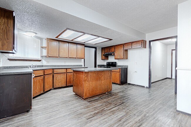 Building Photo - 3 Bed 2 Bath in OKC!