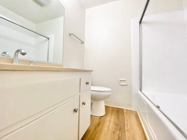 Building Photo - 11924 Montana Ave Los Angeles, CA 90049