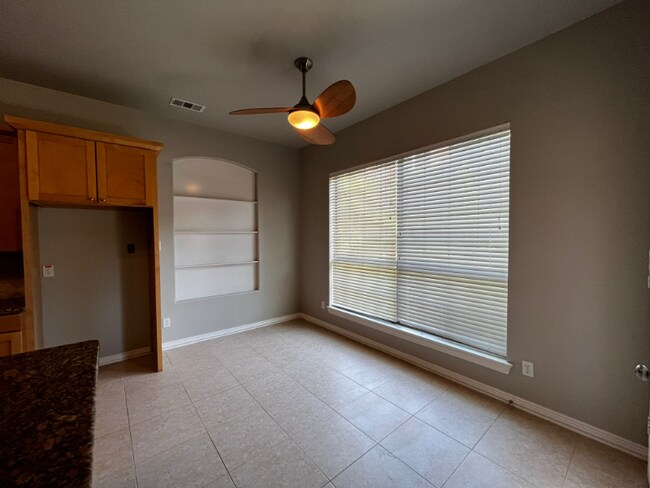 Building Photo - 1011 Drake Dr