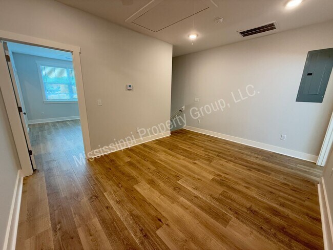 Building Photo - 703 Miramar Ln