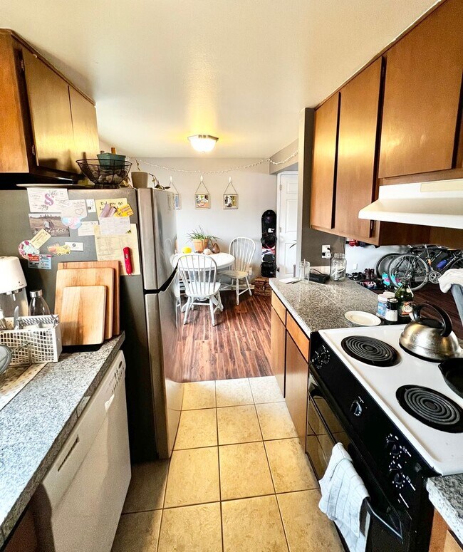 Building Photo - Locust312 (CW-KS)