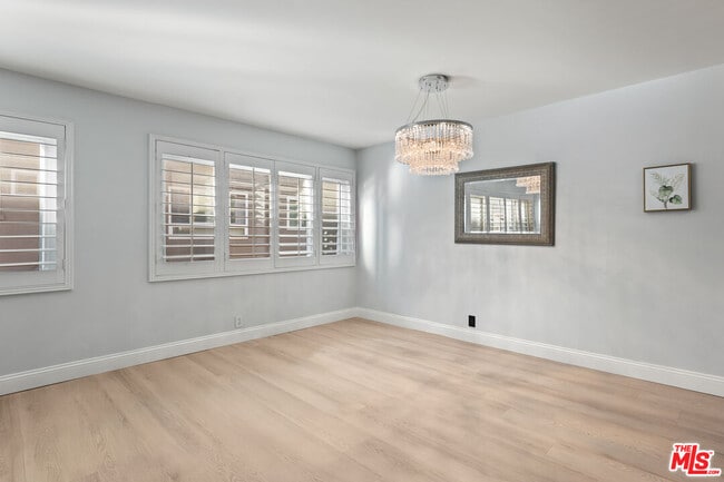 Building Photo - 1121 N Olive Dr