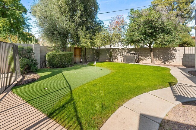 Building Photo - 8464 N 7th Ave