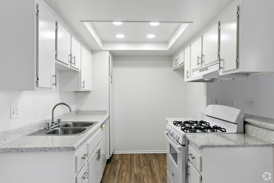 2BR, 2BA - 975SF - Kitchen - Casa Blanca