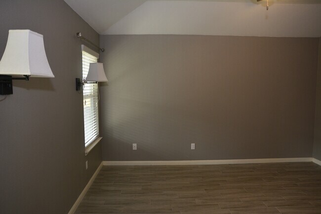 Building Photo - 406 Comal Run