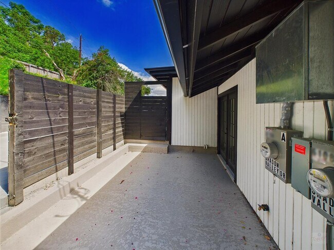 Building Photo - 6108 Shadow Valley Dr