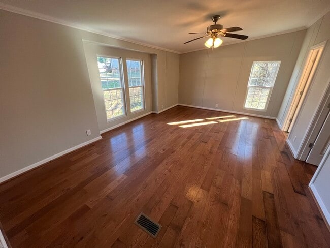 Building Photo - Lovely 3 bedroom 2 bath home available to ...