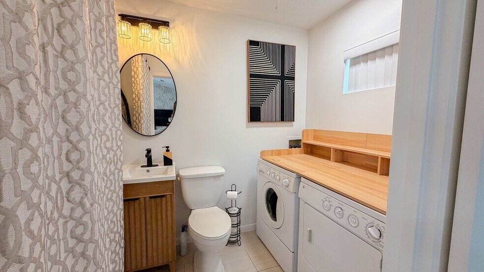 Building Photo - 300 W 23rd Pl