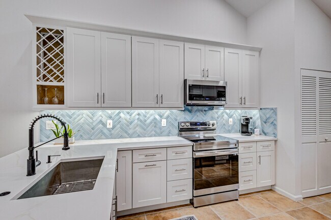 Building Photo - 705 Sea Oats Dr