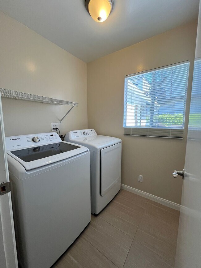 Building Photo - AVAILABLE NOW! 3+2 w/bonus room + applianc...