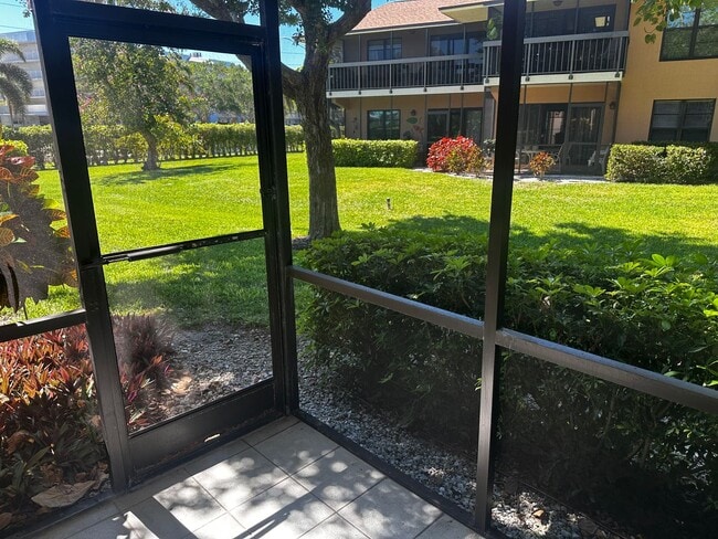 Building Photo - Sharp-Newly Remodeled Ground Floor Condo -...