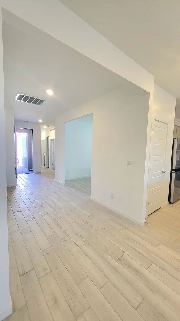 Building Photo - 5991 E Trevano Ave