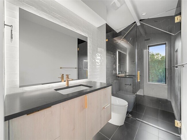 Building Photo - 2107 Brackenridge St