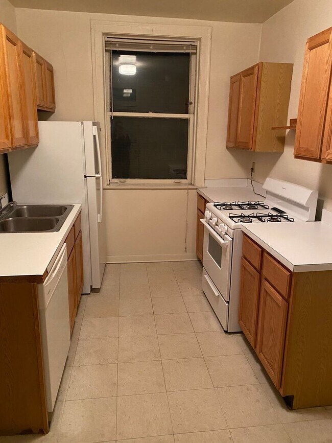 Building Photo - Spacious Lincoln Square