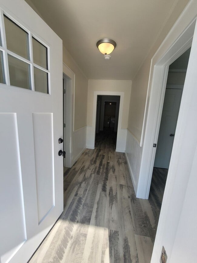 Building Photo - Newly renovated 4 bed 2 bath home in the h...