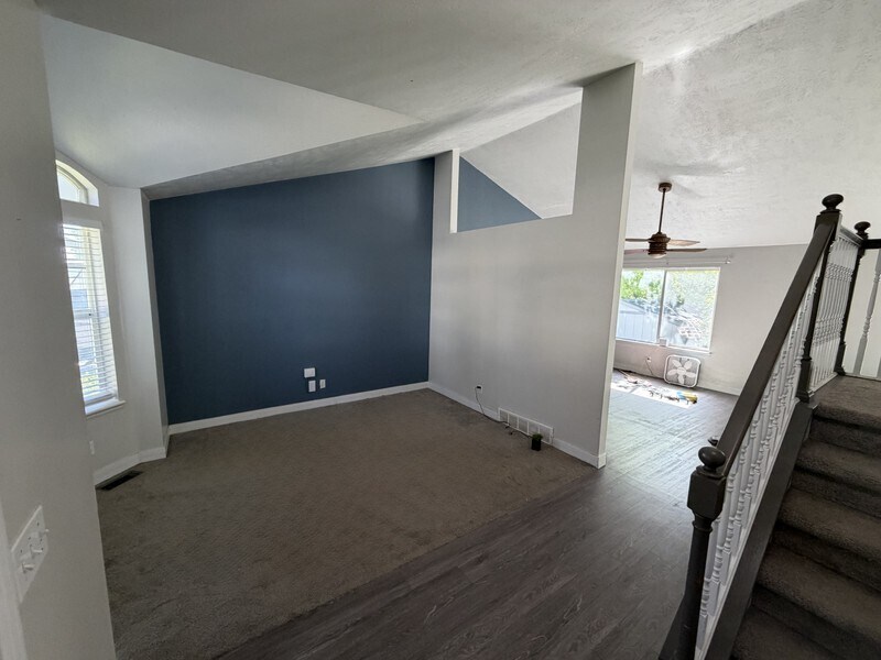 Building Photo - 704 Country Club Dr