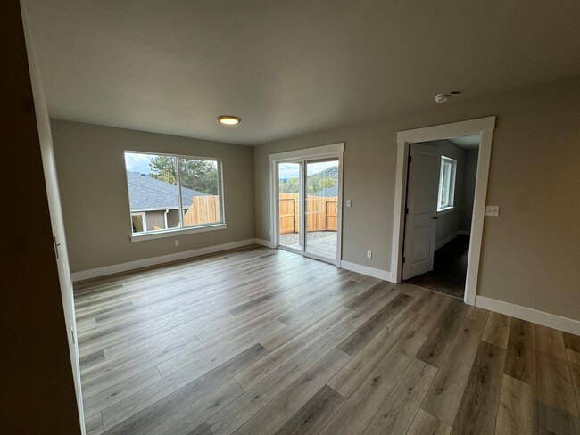 Building Photo - Brand new Green area 3 Bedroom 2 Bath Dupl...